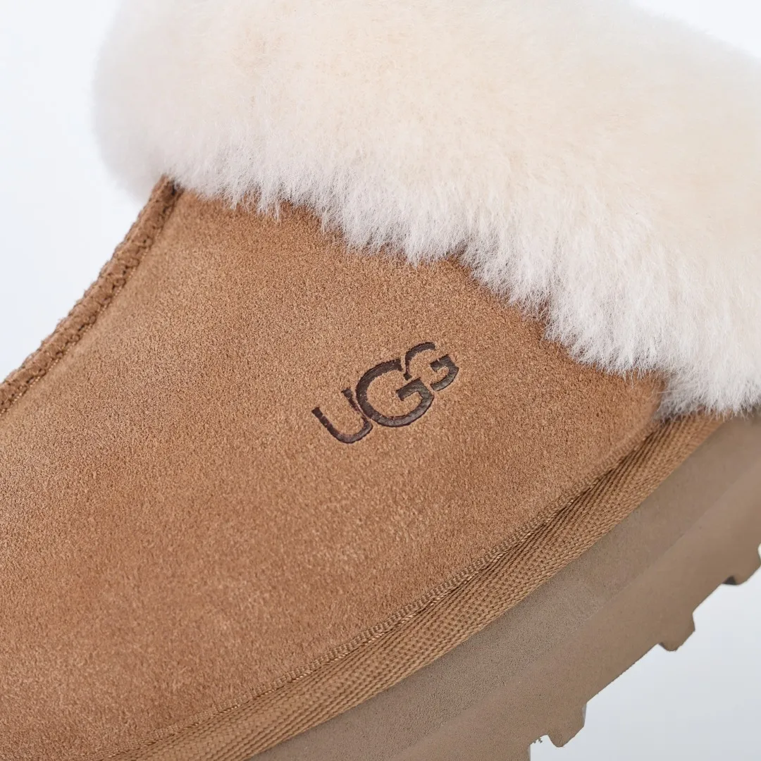 Pick up locally 💰520 The core recommendation is good price UGG Coquette lazy slippers thick sole Xiaohongshu hot model Henan Longfeng leather production Sheepskin integrated top quality in the market 2-3 cm cashmere insole to keep warm in winter and suitable for home use UUG has launched a style series in the new year, which is partially skewed towards the preferences of young consumers and has also moved to the forefront of fashion trends. Shoe body material Water-repellent coated suede upper 17mm UGGPURE™ implanted wool insole Lightweight non-slip comfortable rubber outsole With brand LOGO Trademark Comes with full packaging Size: 35 36 37 38 39 40